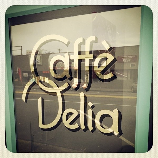Снимок сделан в Caffe Delia пользователем Eric &#39;Otis&#39; S. 4/2/2014
