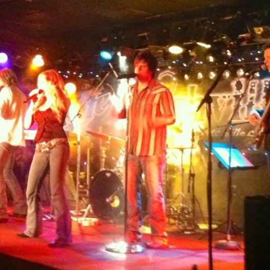 รูปภาพถ่ายที่ Jerseys Bar &amp; Grill โดย Kristy B. เมื่อ 12/29/2012