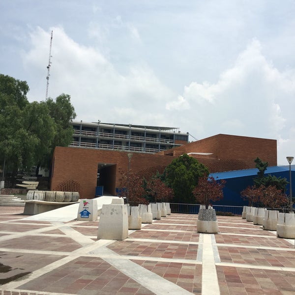 Photo taken at Universidad De La Salle Bajío by Ale B. on 6/13/2016
