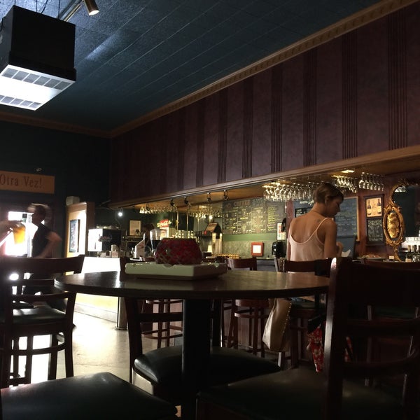 Foto tomada en King Corona Cigars Cafe &amp; Bar  por Jason C. el 12/2/2015