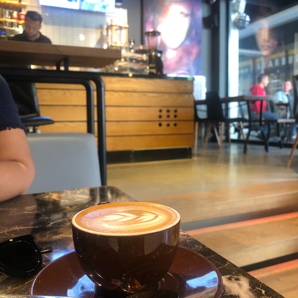 Das Foto wurde bei Two Cups Coffee von 🌸 Ella🌸 am 9/29/2019 aufgenommen