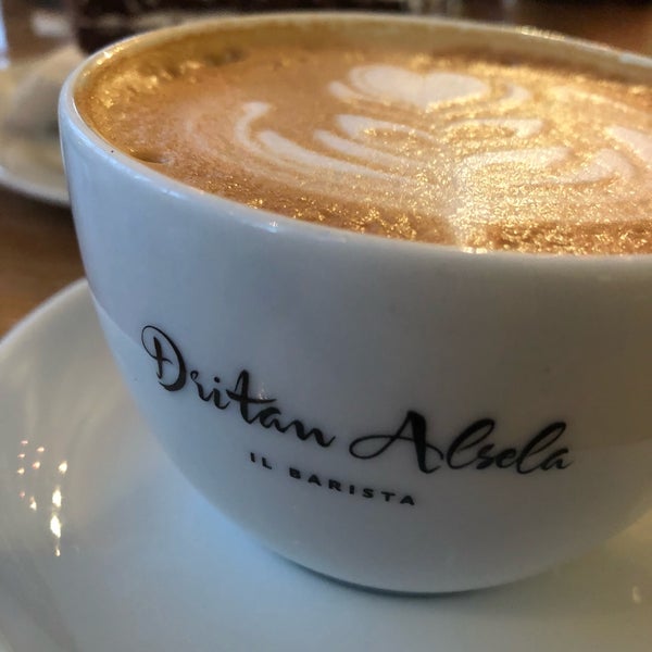 รูปภาพถ่ายที่ Dritan Alsela Coffee โดย 🌸 Ella🌸 เมื่อ 2/21/2018