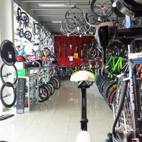 Foto tirada no(a) Wolfi&#39;s Bike Shop por Iman Q. em 11/14/2013