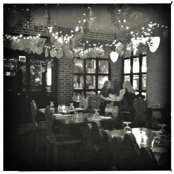 Foto diambil di La Taverna Bar &amp; Restaurant oleh Claudio A. pada 1/11/2013