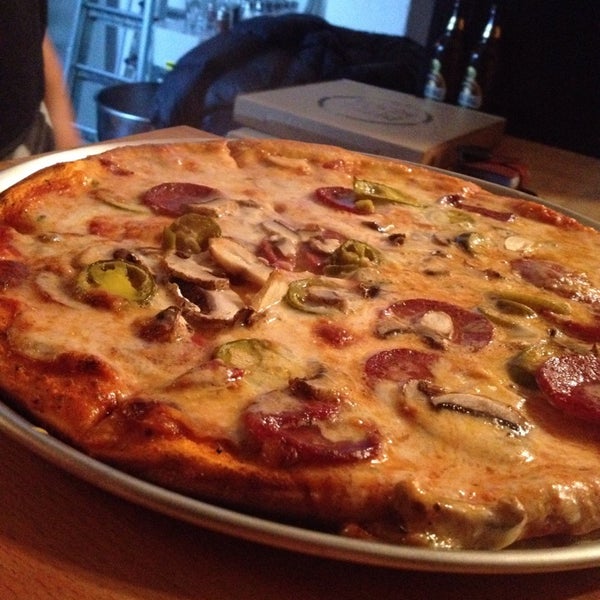 Foto diambil di Pizza Moda oleh Ceylan U. pada 11/16/2013