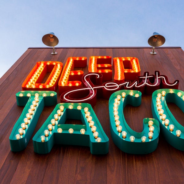 รูปภาพถ่ายที่ Deep South Taco - Hertel โดย Deep South Taco - Hertel เมื่อ 1/27/2017