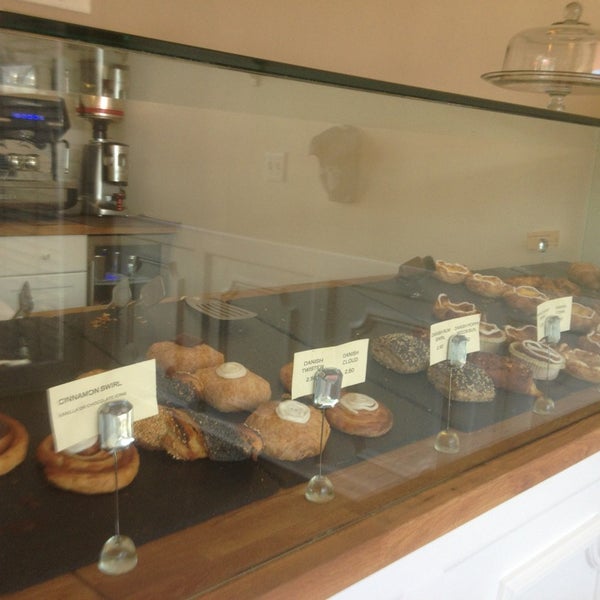 Das Foto wurde bei The Scandinavian Bakery &amp; Coffee House von Deanna D. am 9/29/2013 aufgenommen