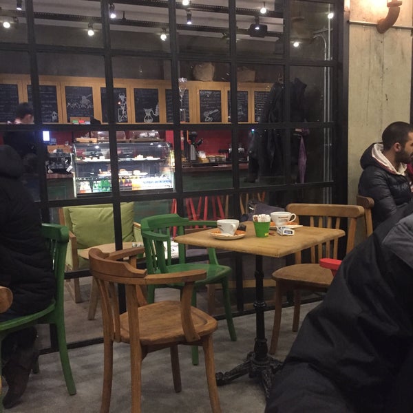 Foto diambil di Mambocino Coffee oleh Ayşe pada 12/13/2015