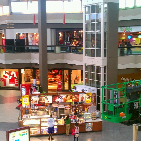 รูปภาพถ่ายที่ Greenbrier Mall โดย Tom T. เมื่อ 7/11/2013