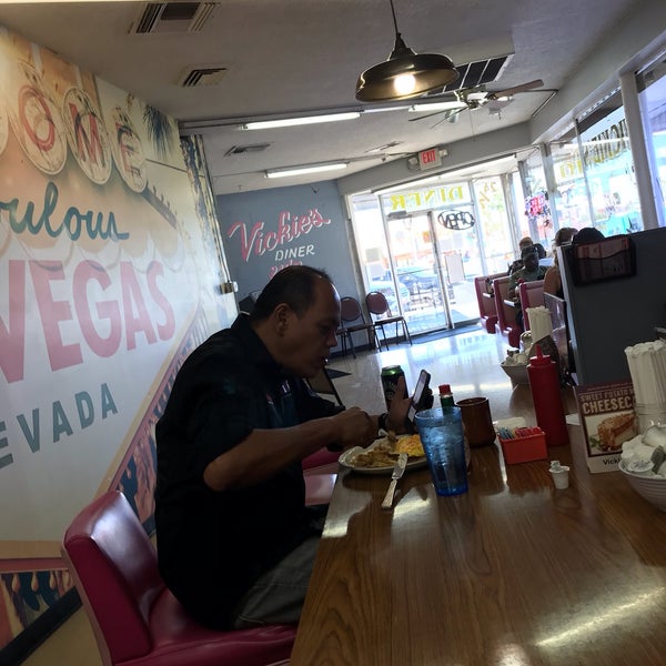 Foto tirada no(a) Vickie&#39;s Diner por Brad K. em 11/5/2018