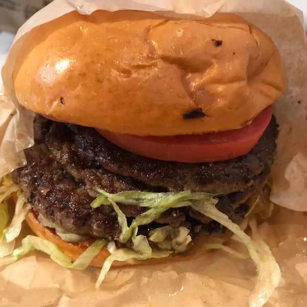 Foto diambil di Modern Burger oleh Brad K. pada 4/11/2018