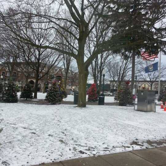 รูปภาพถ่ายที่ Downtown Plymouth โดย Laurie R. เมื่อ 12/21/2012