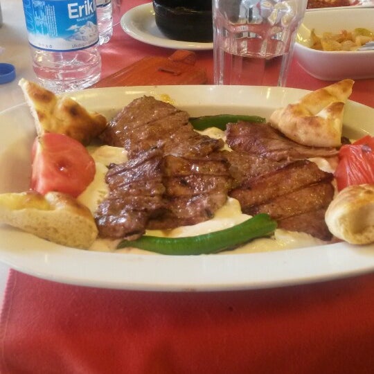 Photo prise au Köroğlu Mangal par Damla Ç. le4/15/2014