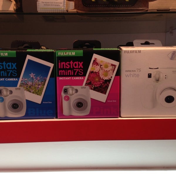 Que Polaroid, aca tienen las camaras instantaneas y muchos cartuchos!