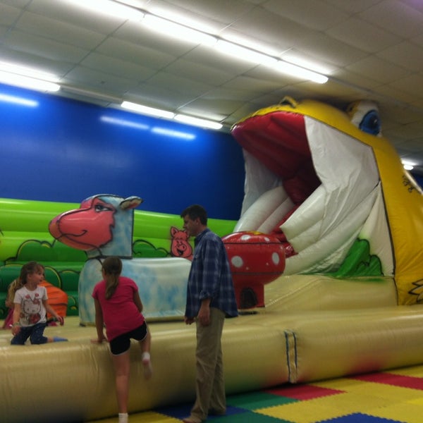 รูปภาพถ่ายที่ Locomotion Inflatable Play โดย Bret S. เมื่อ 2/3/2013