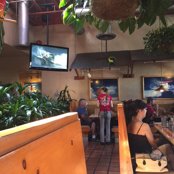 Das Foto wurde bei Islands Restaurant von Curt E. am 8/30/2015 aufgenommen