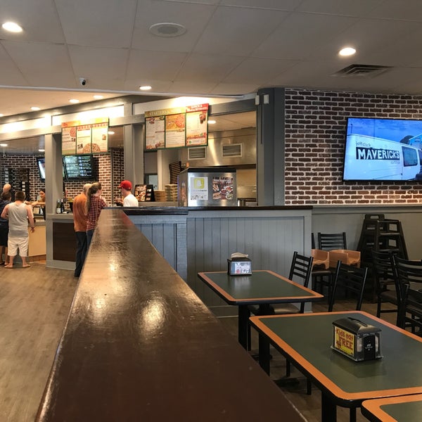 Round Table Pizza Pizza Place In Huntington Beach