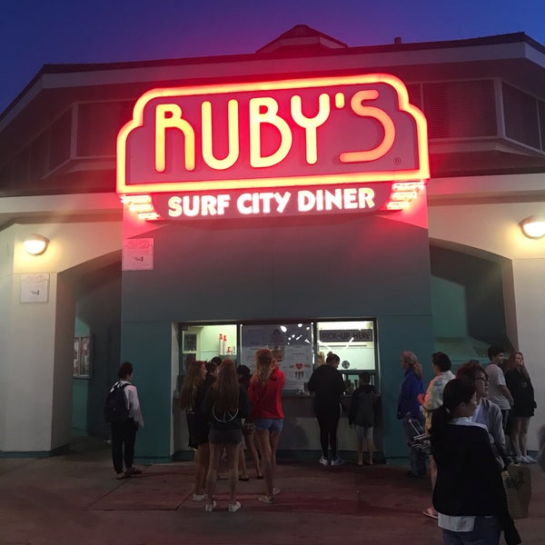 รูปภาพถ่ายที่ Ruby&#39;s Diner โดย Anderson D. เมื่อ 8/5/2019