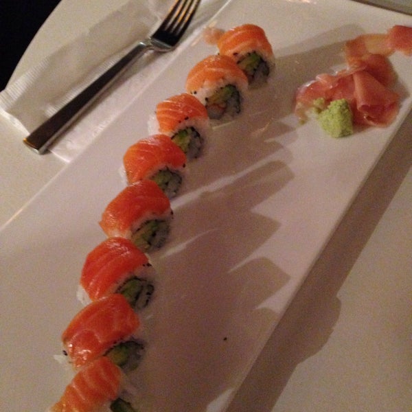 12/7/2014 tarihinde Kushal B.ziyaretçi tarafından Friends Sushi'de çekilen fotoğraf