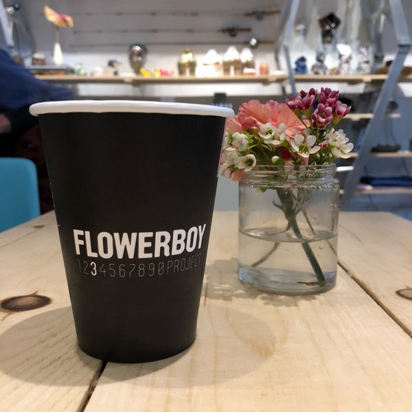 Love the concept of a flower shop and coffee,  what a cute place