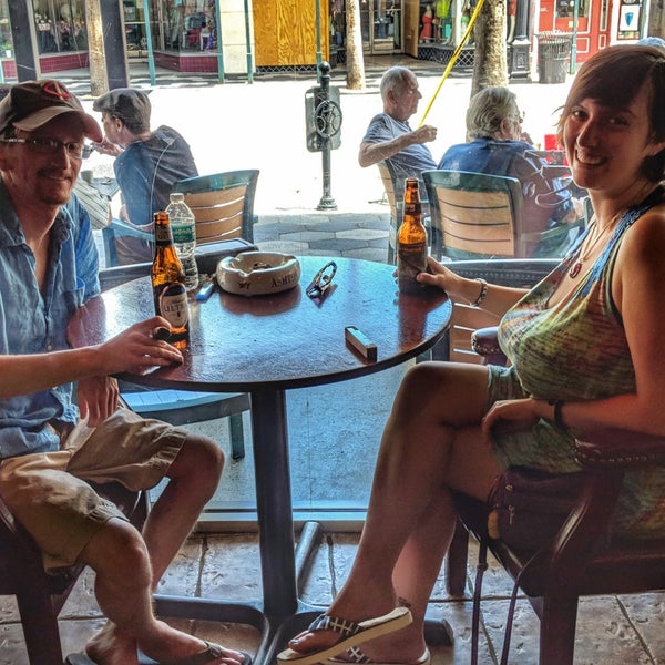 5/19/2018 tarihinde Paul S.ziyaretçi tarafından King Corona Cigars Cafe &amp; Bar'de çekilen fotoğraf