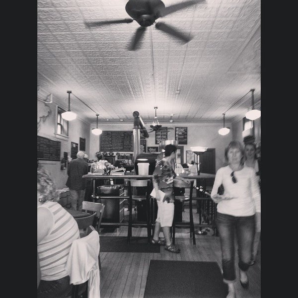 6/21/2014 tarihinde Ian D.ziyaretçi tarafından Cedarburg Coffee Roastery'de çekilen fotoğraf