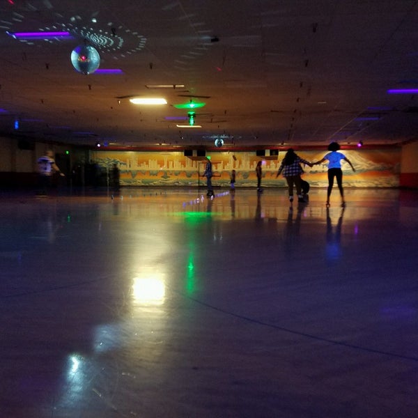 Foto scattata a Lynnwood Bowl &amp; Skate da Tachini P. il 5/15/2017