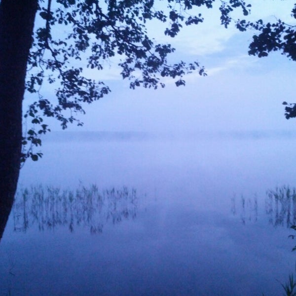 Глубокое озеро окончание. Озеро глубокое Ярославль. Цвет глубокого озера в интерьере. Горький синее спокойное озеро в глубокой раме. Озеро глубокое Ступино отзывы.