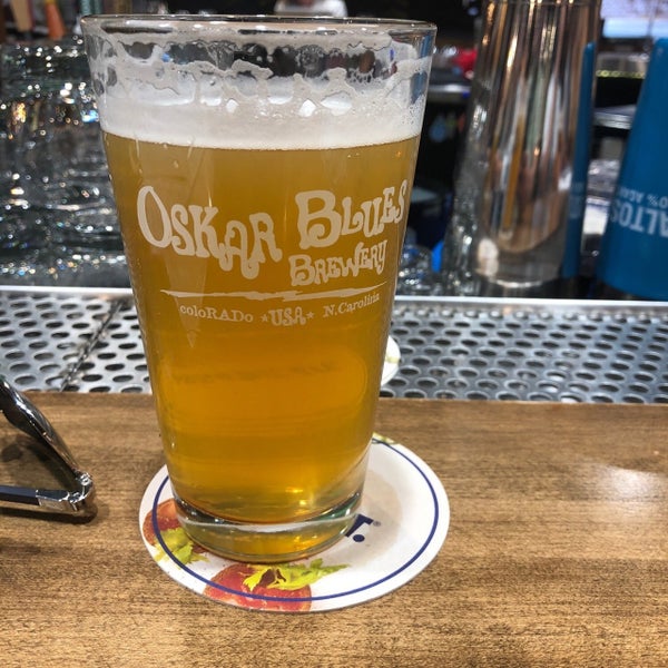 Foto diambil di Oskar Blues Grill and Brew oleh DeWitt K. pada 6/10/2019