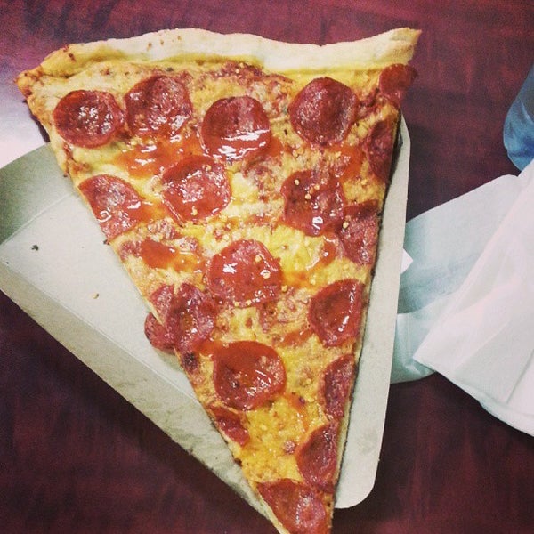 Снимок сделан в Big Slice Pizza пользователем Zac S. 10/8/2013