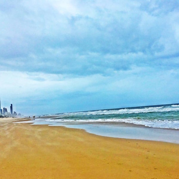 รูปภาพถ่ายที่ Kurrawa Beach โดย Mitch เมื่อ 1/9/2017