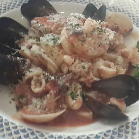 Das Foto wurde bei The Portofino Restaurant von JP am 8/24/2014 aufgenommen