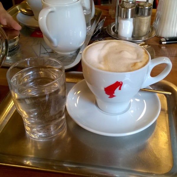 6/12/2015 tarihinde Svetlana 🍀 K.ziyaretçi tarafından Café Restaurant Hummel'de çekilen fotoğraf
