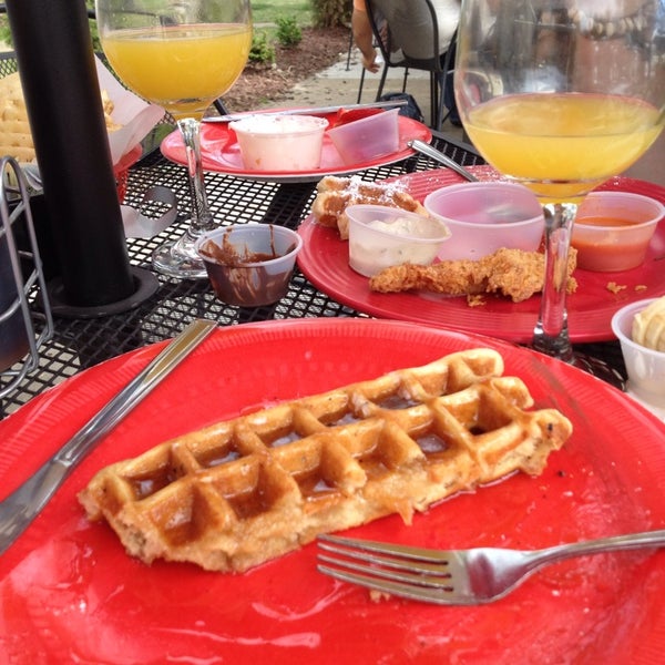 Foto tirada no(a) Waffle Brothers Pub Style por Cynthia S. em 5/3/2014