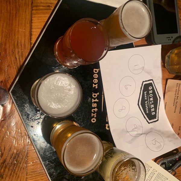 Foto tirada no(a) Growlers Beer Bistro por Matt M. em 5/1/2019