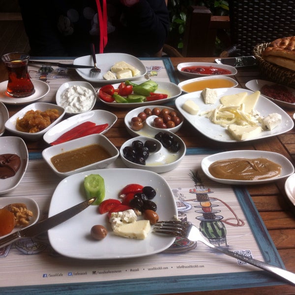 Photo taken at Şazeli Cafe &amp; Nargile by Ferhunde B. on 10/18/2015