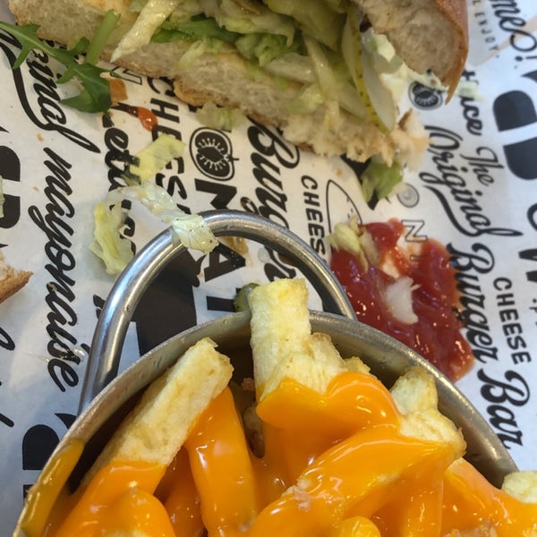 Das Foto wurde bei Burger Bar von هـ am 6/27/2019 aufgenommen