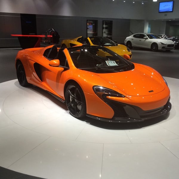 Photo prise au McLaren Auto Gallery Beverly Hills par Thelonious B. le4/12/2014