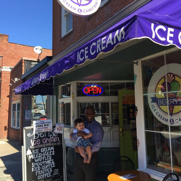 9/22/2016 tarihinde Natasha R.ziyaretçi tarafından Berry&#39;s Ice Cream &amp; Candy Bar'de çekilen fotoğraf