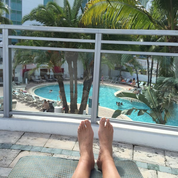 2/8/2015에 Wayne S.님이 Pool at the Diplomat Beach Resort Hollywood, Curio Collection by Hilton에서 찍은 사진