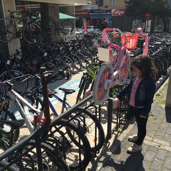 Foto tomada en Bisiklet Evim Bike &amp; Cafe  por Kamer T. el 5/8/2016