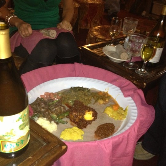 Das Foto wurde bei Meskerem Ethiopian Restaurant von Kimberly V. am 10/9/2012 aufgenommen