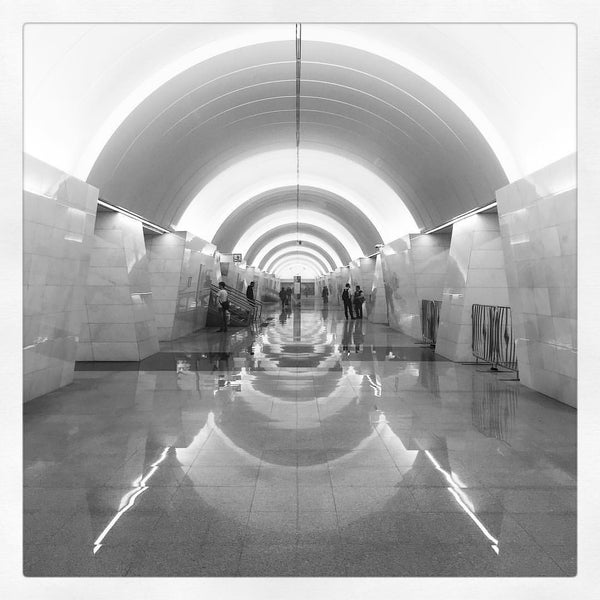 Петровско разумовская 4. Остановка метро петровско разумовская. спортзал метро петровско разумовская. светящиеся дома петровско разумовская. автобусная остановка метро петровско разумовская фото.