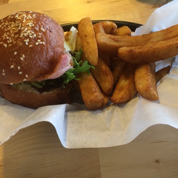 The Paper Plane Burger is good! Service here is excellent! It's a nice modern cosy place to enjoy a coffee and a catch up.