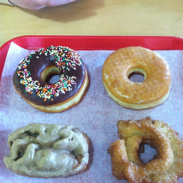 4/14/2013에 Levi D.님이 Angel&#39;s Donuts &amp; Ice Cream에서 찍은 사진