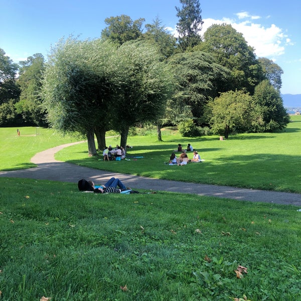 Пикник в парке Parc des eaux Vives