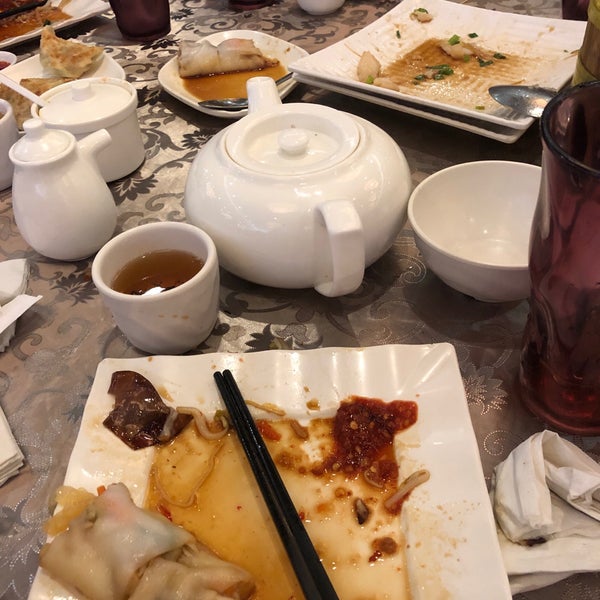 Снимок сделан в Jade Dynasty Seafood Restaurant пользователем Lena S. 5/31/2019