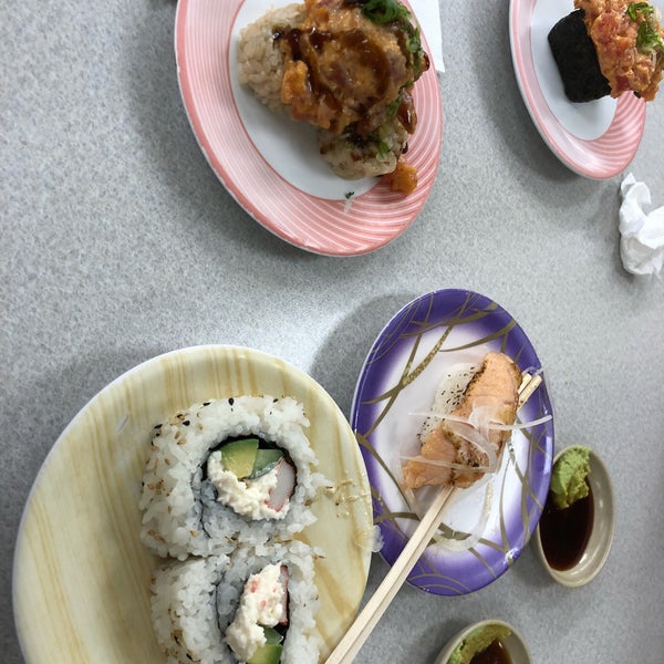 รูปภาพถ่ายที่ KuruKuru Sushi โดย Lena S. เมื่อ 3/25/2018