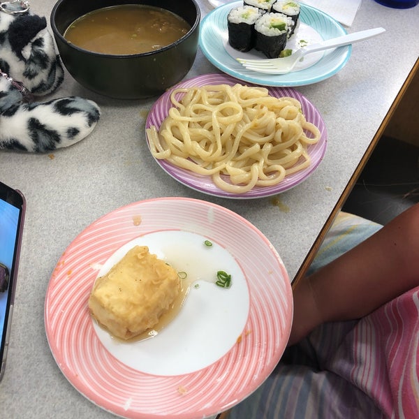 Foto diambil di KuruKuru Sushi oleh Lena S. pada 9/8/2019