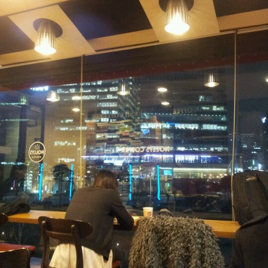 HOLLYS COFFEE - 종로1.2.3.4가동 - 팁 16개에서의 사진